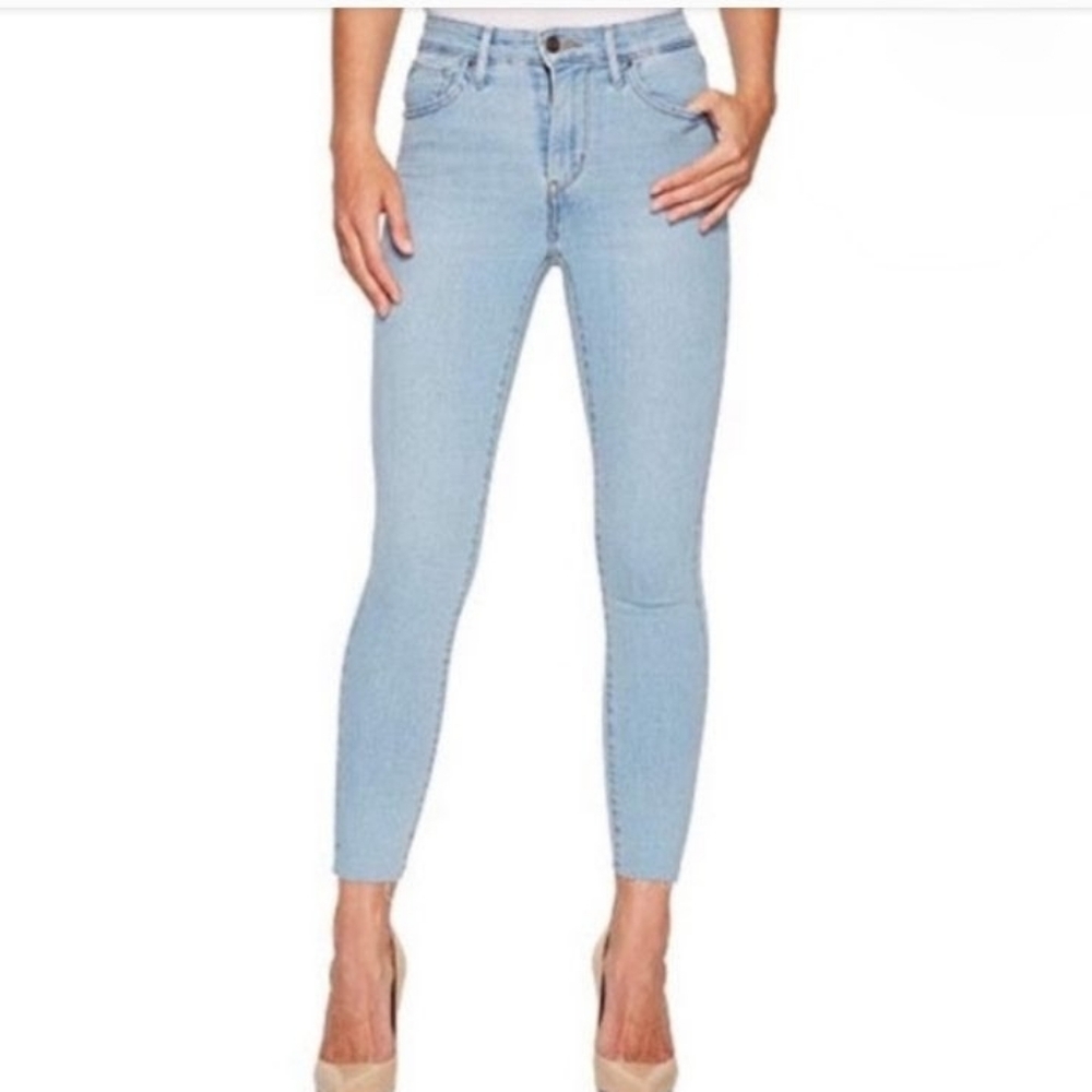 Levi's Slimming Skinny Light Blue Wash Jeans Like New Size 30